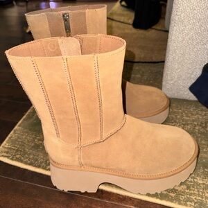 NWOT UGG Women's Classic Twin Seam New Heights Chestnut Suede Platform Boot